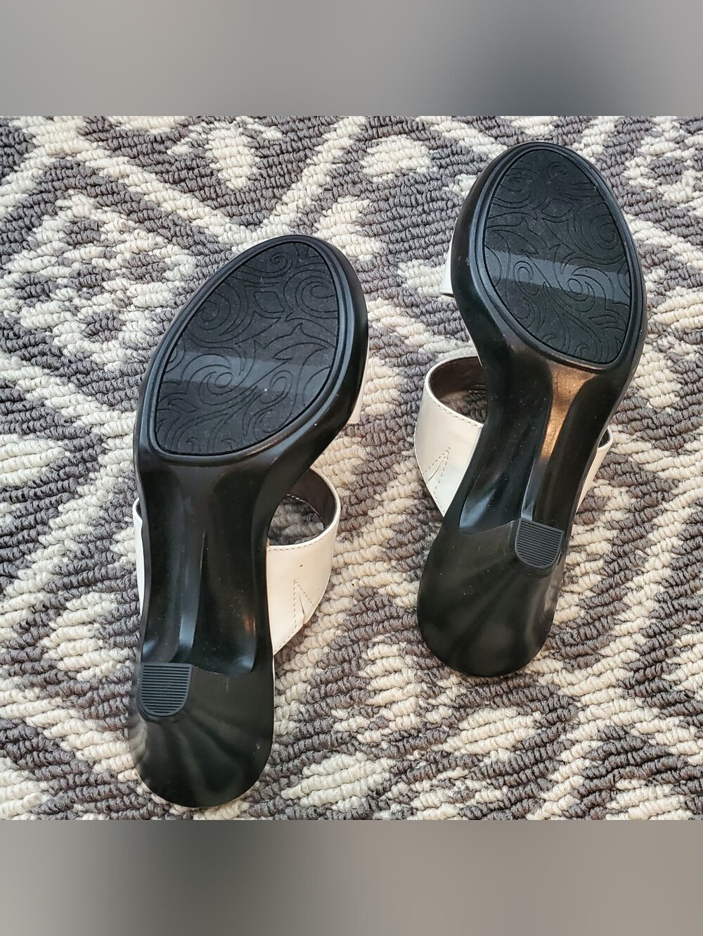 ❗️FINAL PRICE AND SALE❗️Croft&Barrow White Slip On Sandals - Picture 6 of 10